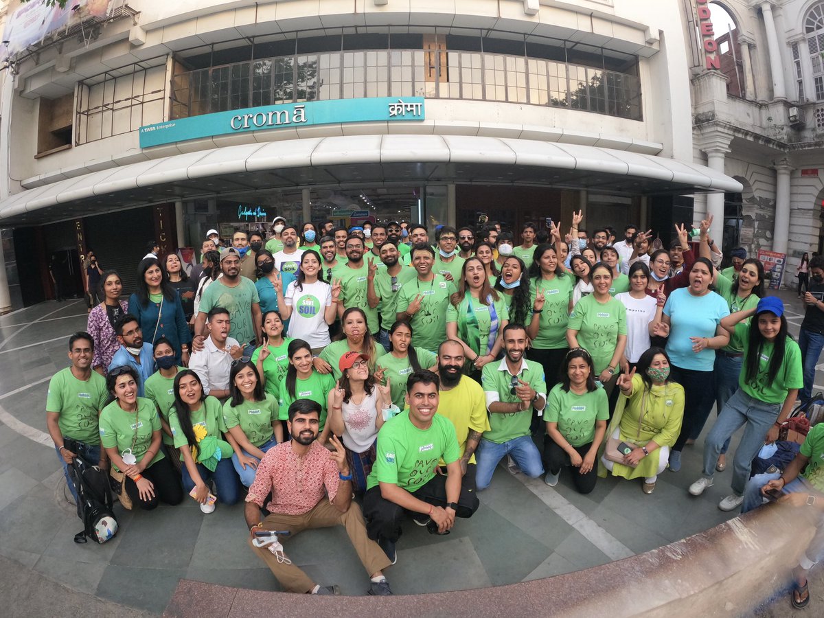 Delhi-NCR #SaveSoil Volunteers are ready to spread awareness at #ConnaughtPlace #Delhi 

Let’s create the wave of Save Our Soil to everyone 🌱🙏🏻 

savesoil.org @cpsavesoil @SadhguruJV #ConsciousPlanet #EarthDay22 #EarthDay2022 @IshaEmedia