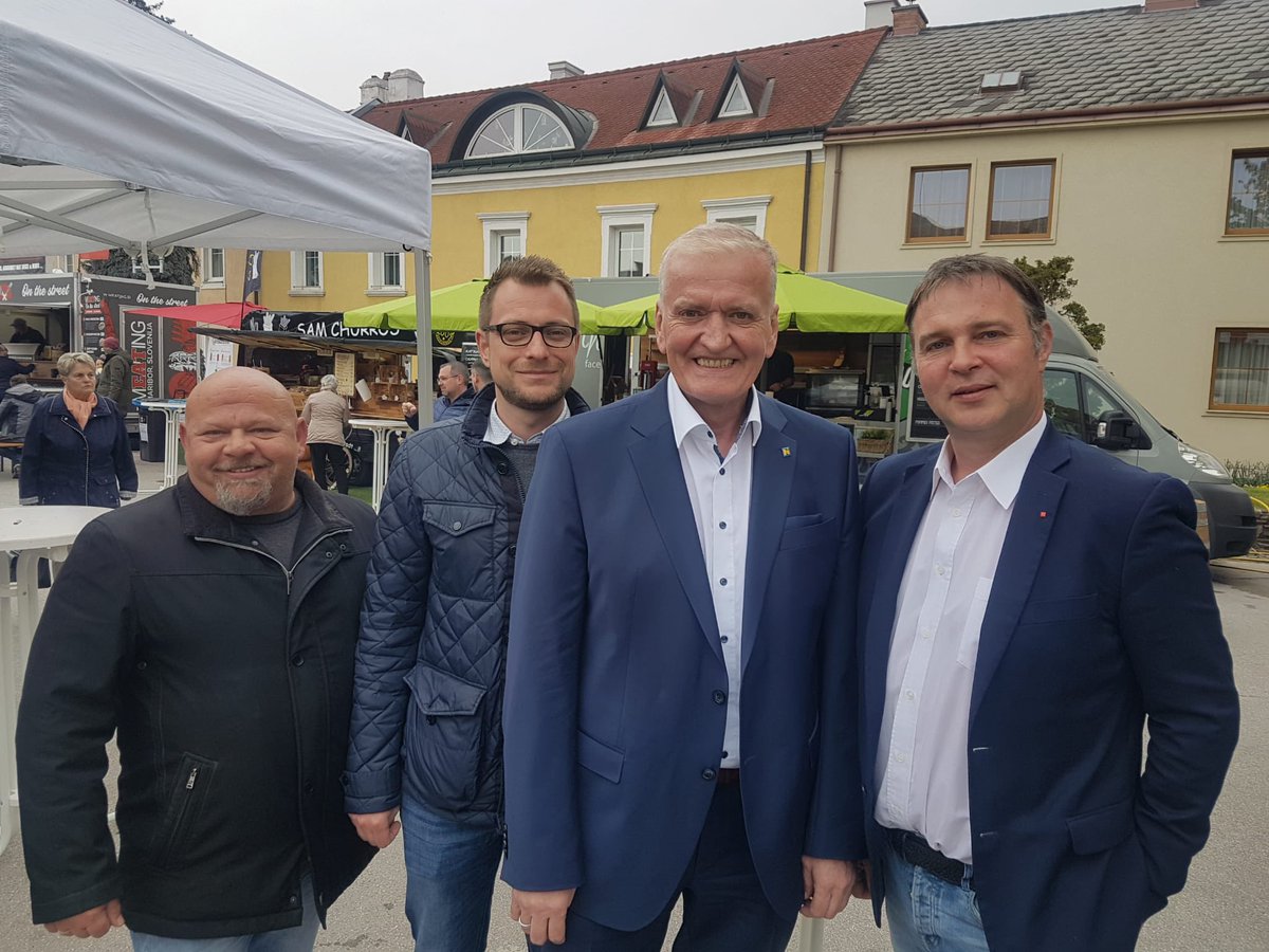SchnablFranz's tweet photo. Immer einen Besuch wert: Das wunderschöne Traiskirchen mit Bürgermeister @AndiBabler! https://t.co/d2RBm2XG8O