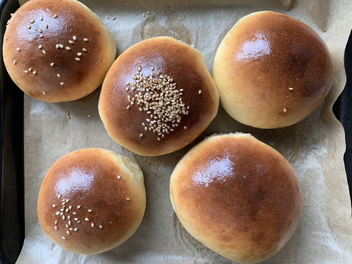 TauPengL's tweet photo. Making some burger buns 🍔. https://t.co/QWf8zNrd07