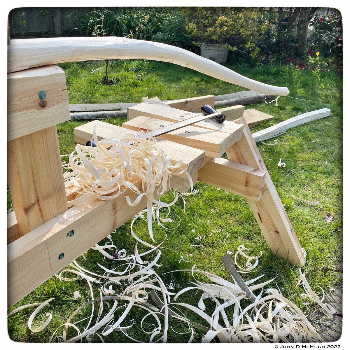 dadventureclub's tweet photo. We moved into a new house 3 months ago, so I’ve been busy with renovations, but yesterday I finally got some time to myself. In glorious sunshine I made a portable cleaving brake, selected a curved length of ash, & began work on a #snath for my #scythe #greenwoodwork #handmade https://t.co/t4H5veOQwg