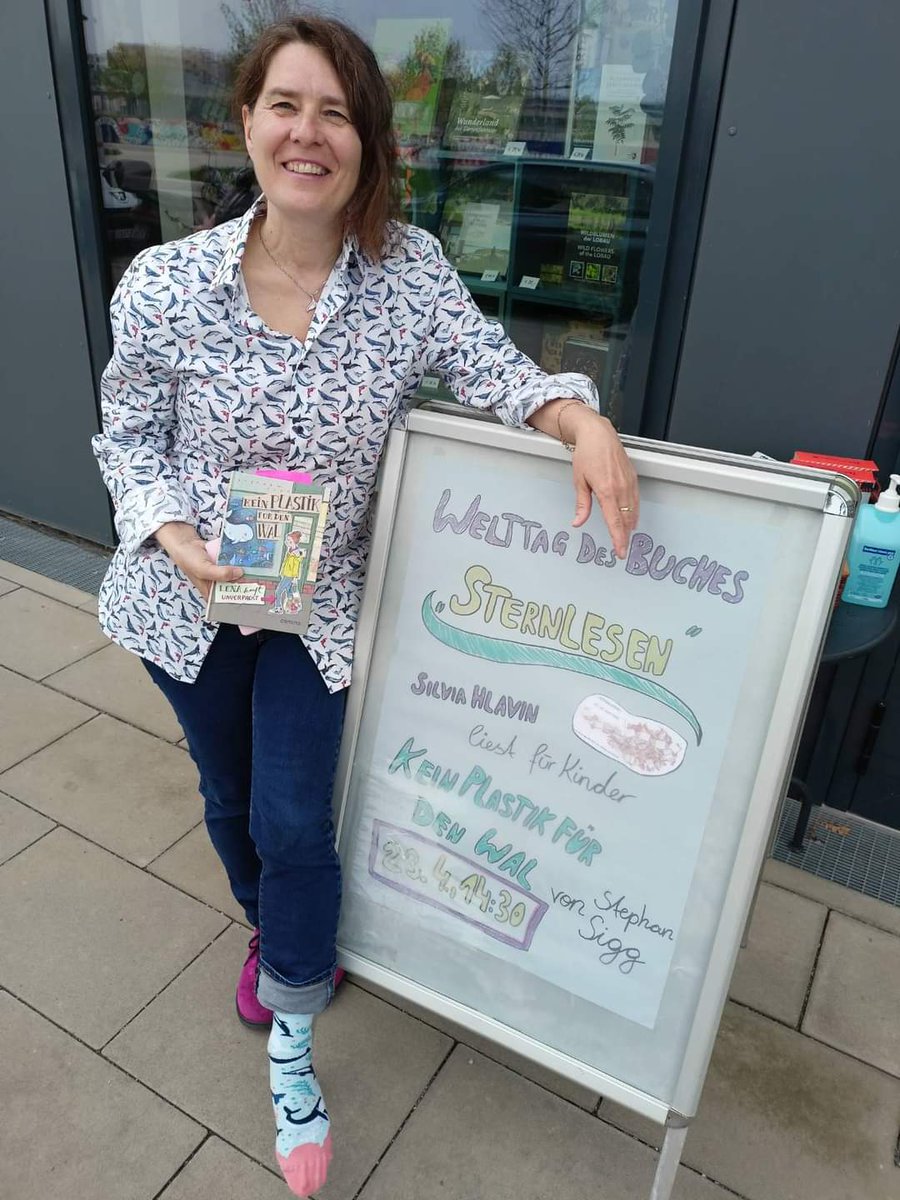 StephanSigg's tweet photo. Tolle Leseaktion mit Wal-Outfit (!) gestern in der Buchhandlung Seeseiten in Aspern/ Wien: Danke Silvia Hlavin! "Kein Plastik für den Wal: Lena kauft unverpackt" #WelttagdesBuches #zerowaste https://t.co/QovyzINuqY