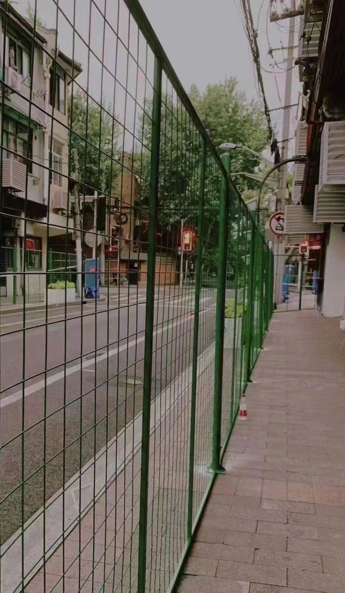 NewsBFM's tweet image. 1. Shanghai authorities have reportedly sealed up residential buildings and closed off streets with 2 metre-tall green fencing in the city.

This prompted fresh complaints online, which pointed out the potential fire hazard of having sole entrances blocked off.

📸: Social media