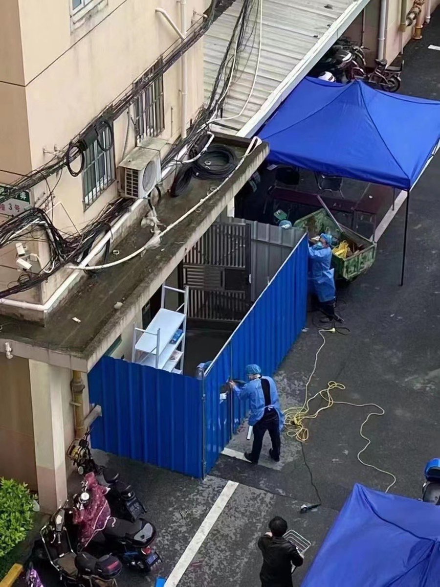 NewsBFM's tweet image. 1. Shanghai authorities have reportedly sealed up residential buildings and closed off streets with 2 metre-tall green fencing in the city.

This prompted fresh complaints online, which pointed out the potential fire hazard of having sole entrances blocked off.

📸: Social media