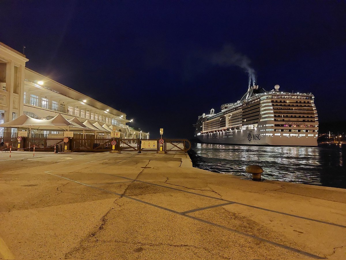 corrado65's tweet photo. MSC Fantasia in partenza da Trieste https://t.co/EJRJlYrhSu