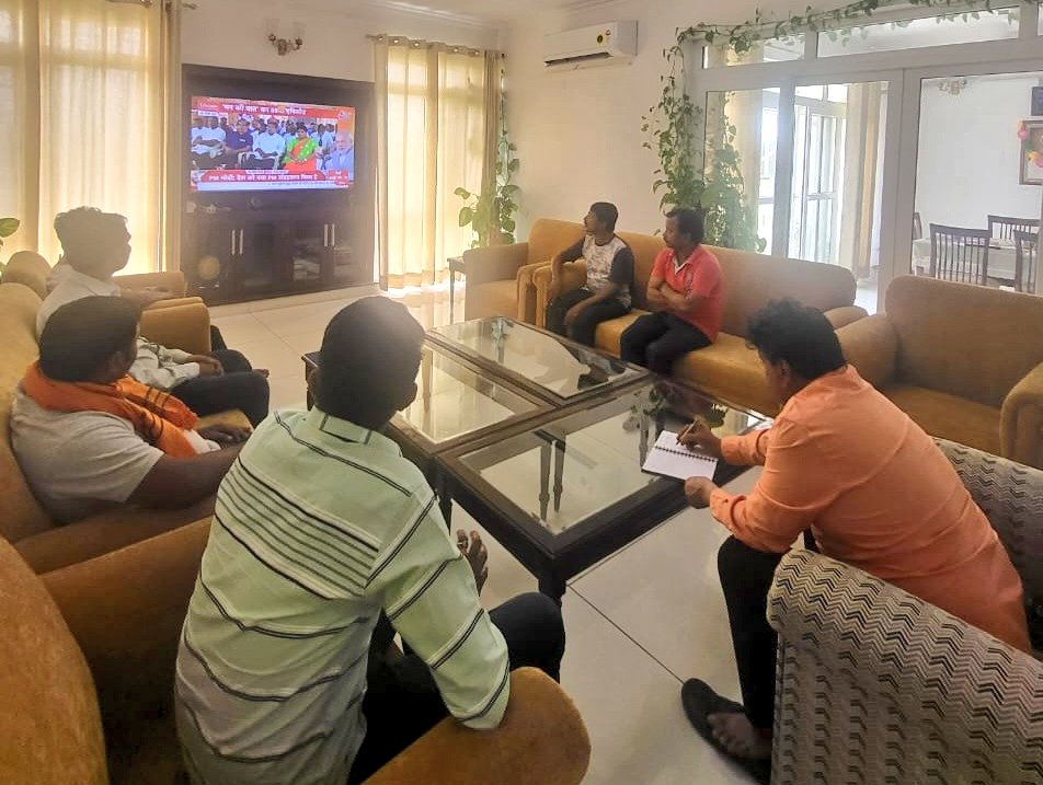 JugalThakorBJP's tweet photo. आज हमारे दिल्ही निवासस्थान पे बैठकर माननीय प्रधान मंत्रीश्री नरेन्द्रभाई मोदी जी के " मन की बात " का कार्यक्रम बिल्डिंग के सफाई कर्मचारीओ के साथ बैठक कर सुना । https://t.co/6J4volE7UT