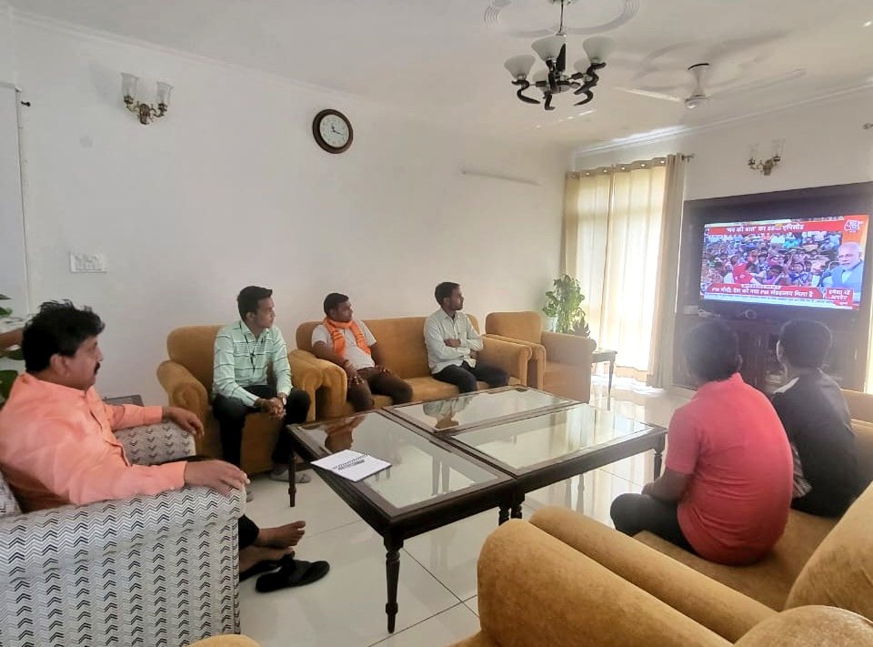 JugalThakorBJP's tweet photo. आज हमारे दिल्ही निवासस्थान पे बैठकर माननीय प्रधान मंत्रीश्री नरेन्द्रभाई मोदी जी के " मन की बात " का कार्यक्रम बिल्डिंग के सफाई कर्मचारीओ के साथ बैठक कर सुना । https://t.co/6J4volE7UT