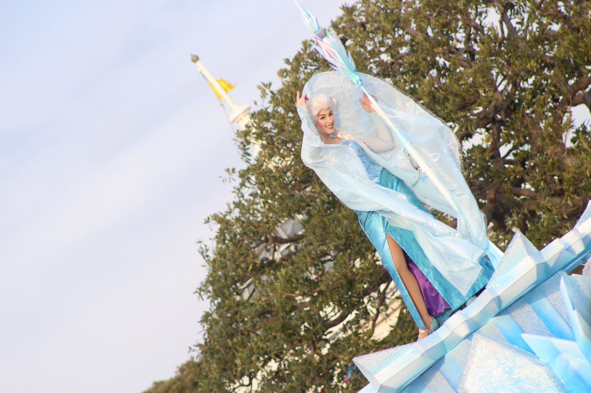 duffy79rina's tweet photo. 何年も前の写真を今更iPhoneにいれたんだけども
フロファンのエルサ可愛いな、おい❄️

この時のディズニーは楽しかったなぁ😂

 #ディズニー #アナ雪 #エルサ https://t.co/BUulkt7se3