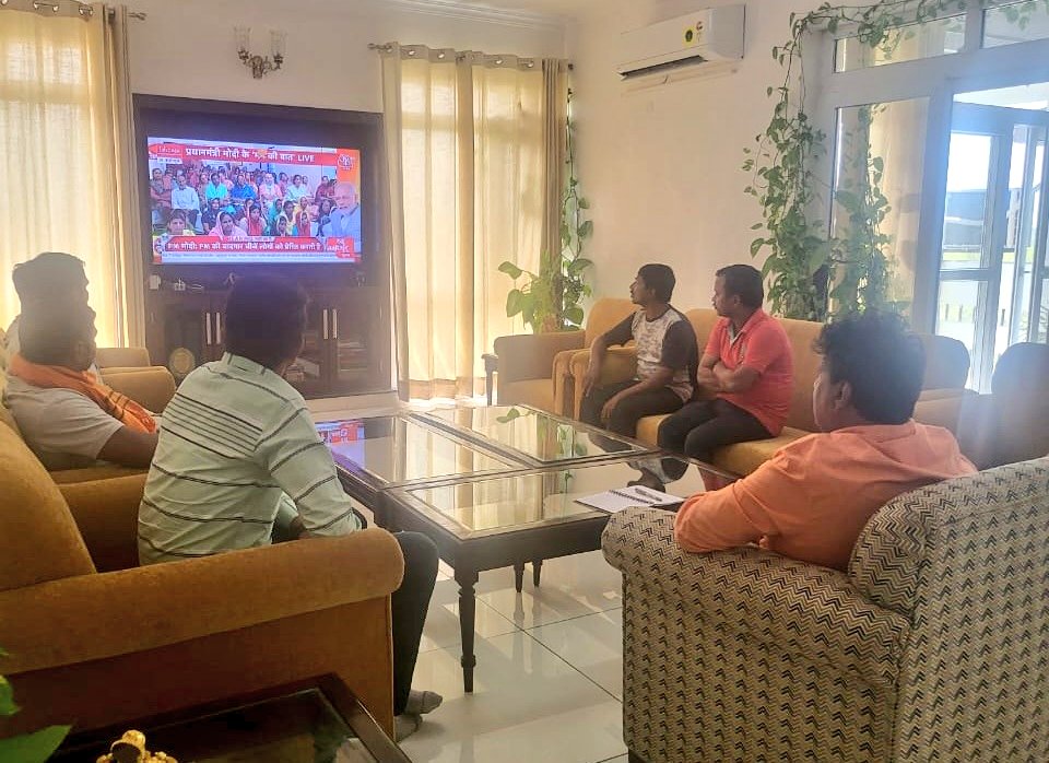 JugalThakorBJP's tweet photo. आज हमारे दिल्ही निवासस्थान पे बैठकर माननीय प्रधान मंत्रीश्री नरेन्द्रभाई मोदी जी के " मन की बात " का कार्यक्रम बिल्डिंग के सफाई कर्मचारीओ के साथ बैठक कर सुना । https://t.co/6J4volE7UT