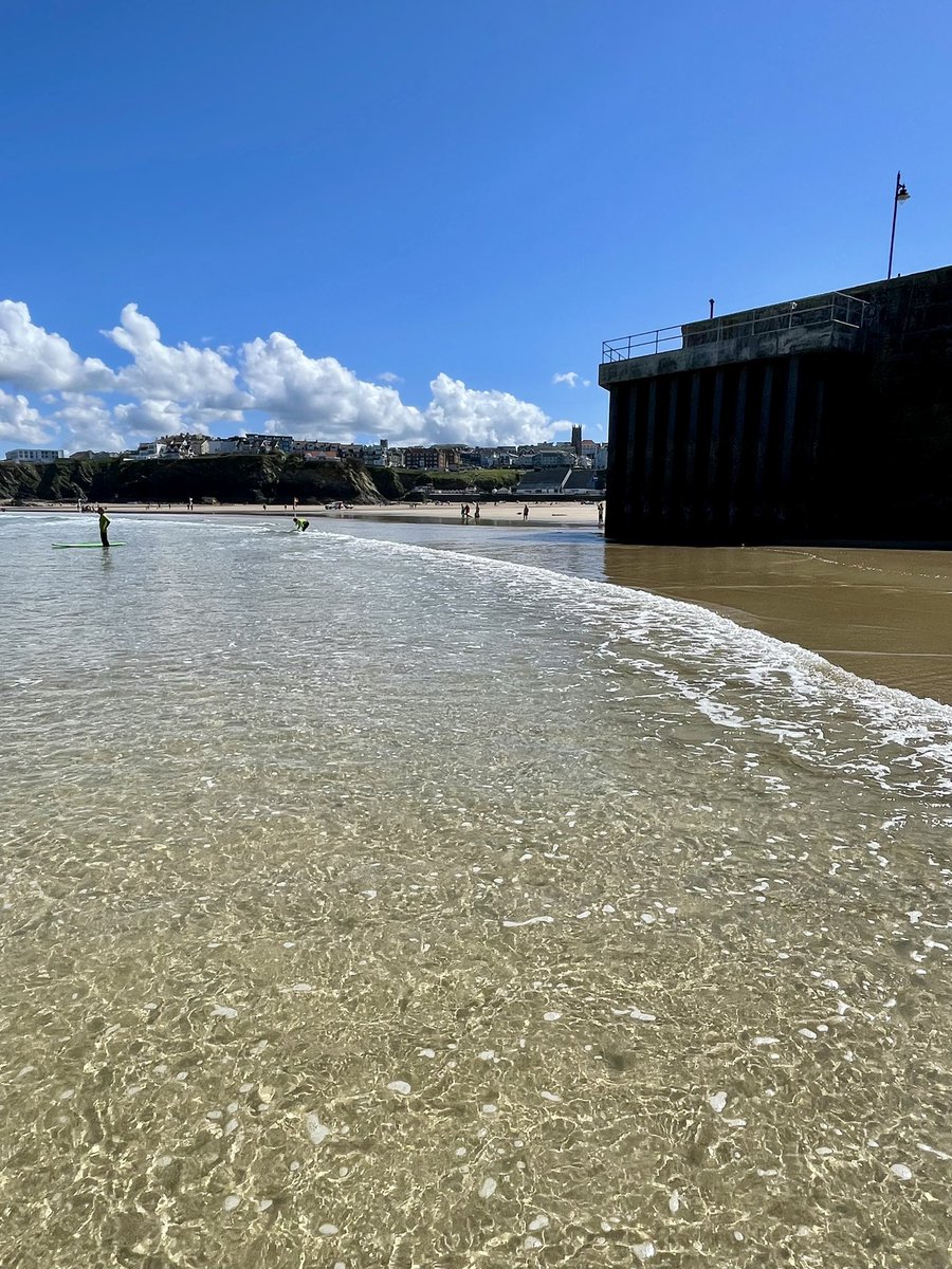 Lovely low tide views from Tithy Cove! Always proud to see our #StPiran flag flying in our beautiful county 〓〓 #loveCornwall #Newquay #Kernow @newquayweb @BBCCornwall @Tourism_Newquay @beauty_cornwall @SouthWest660