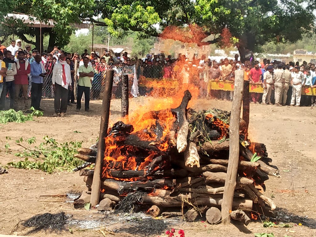 Collector_Satna's tweet photo. ⚡ शंकर प्रसाद पटेल की अंतिम यात्रा मे राज्यमंत्री श्री रामखेलावन पटेल,सांसद गणेश सिंह, आईजी,डीआईजी ने भी अर्थी को कंधा दिया।
⚡समीप के बगीचे मे गगनभेदी नारों के बीच शाहिद श्री पटेल को उनके पुत्र संजय पटेल ने मुखाग्नि दी।
#ansamparkMP https://t.co/Xcia4Yr0wr