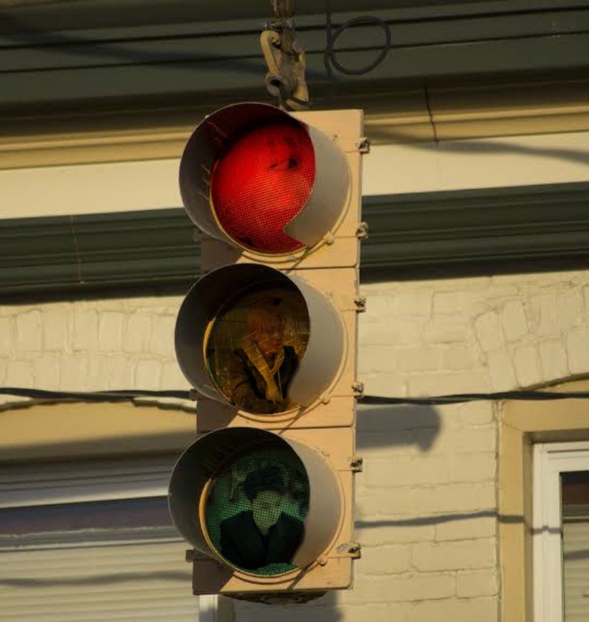 jaysrangdan's tweet photo. our stoplight trio 🚦 https://t.co/kIaovBQM1T