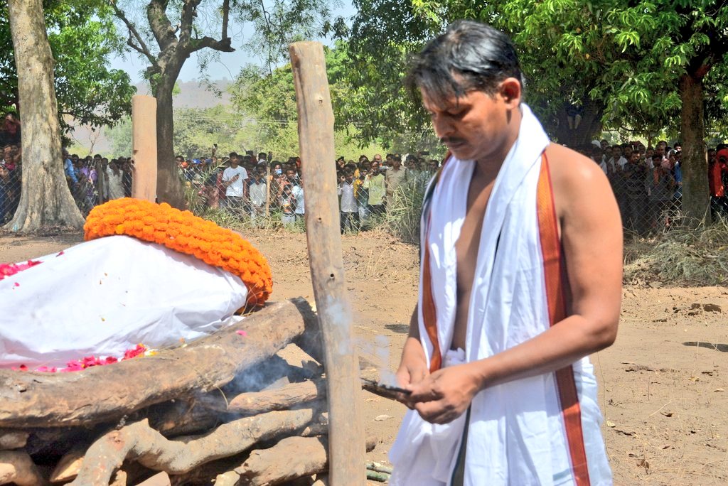 PRO_Satna's tweet photo. ⚡ शंकर प्रसाद पटेल की अंतिम यात्रा मे राज्यमंत्री श्री रामखेलावन पटेल,सांसद गणेश सिंह, आईजी,डीआईजी ने भी अर्थी को कंधा दिया।
⚡समीप के बगीचे मे गगनभेदी नारों के बीच शाहिद श्री पटेल को उनके पुत्र संजय पटेल ने मुखाग्नि दी।
#ansamparkMP https://t.co/nX8uuKfZfZ