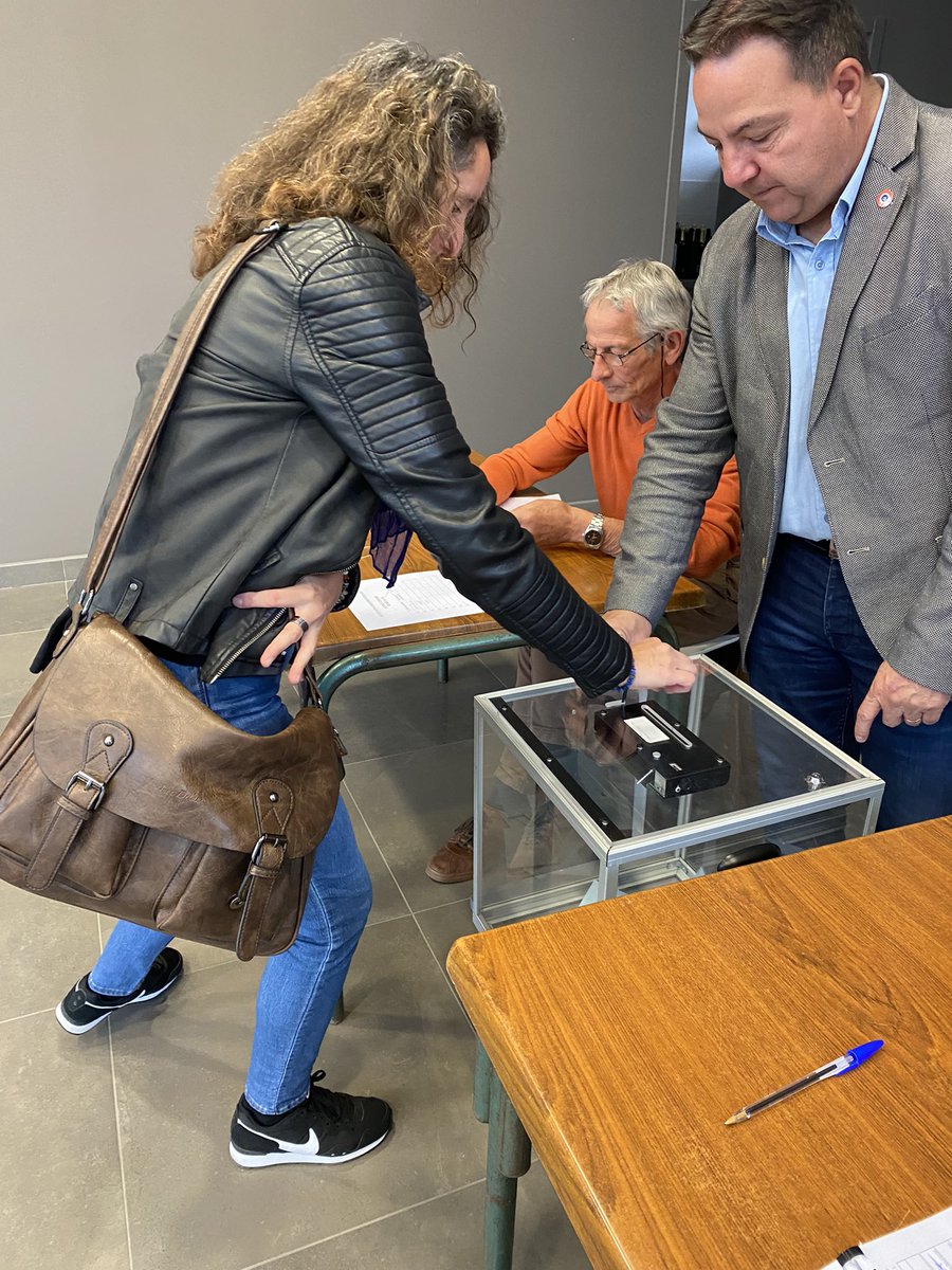 Melvin_Fayant's tweet photo. Ne pouvant pas voter étant mineur, j’ai accompagné ma mère jusqu’au bureau de vote ce matin.
Elle est en ressortie fière, avec la sensation du devoir accompli !
Allez voter, et montrez que la démocratie compte pour nous !
#JeVote #Votons #Presidentielles2022 #Dimanche24avril https://t.co/HCAgV5JRjl