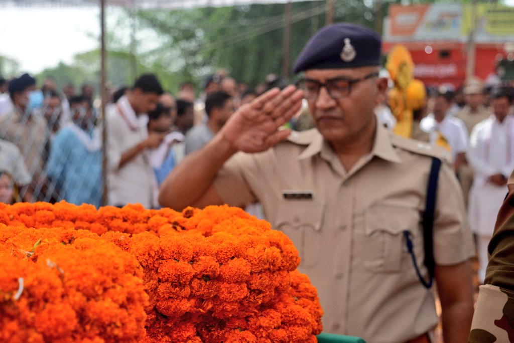 PRO_Satna's tweet photo. ⚡शंकर प्रसाद पटेल की अंतिम यात्रा मे शामिल हुए कलेक्टर श्री अनुराग वर्मा,पुलिस अधीक्षक श्री धर्मवीर सिंह सहित पुलिस तथा प्रशासनिक अधिकारी।
⚡पुष्प चक्र अर्पित कर शहीद को दी श्रद्धांजलि-अंत्येष्ठि में भी हुए शामिल।
#ansamparkMP https://t.co/qGZhuaFmTy