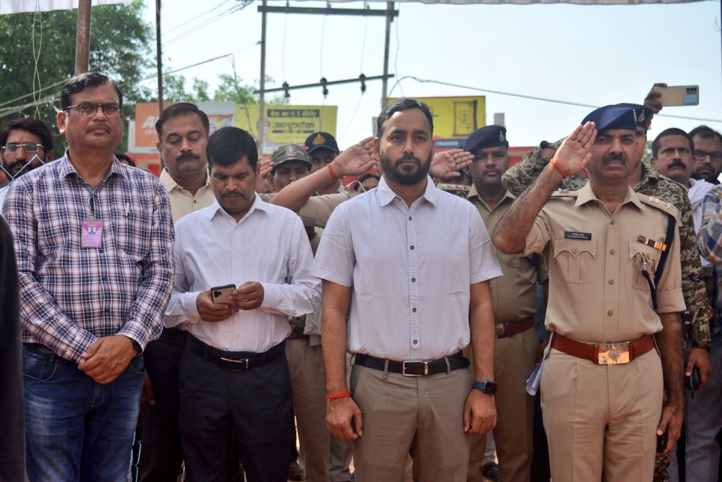 Collector_Satna's tweet photo. ⚡शंकर प्रसाद पटेल की अंतिम यात्रा मे शामिल हुए कलेक्टर श्री अनुराग वर्मा,पुलिस अधीक्षक श्री धर्मवीर सिंह सहित पुलिस तथा प्रशासनिक अधिकारी।
⚡पुष्प चक्र अर्पित कर शहीद को दी श्रद्धांजलि-अंत्येष्ठि में भी हुए शामिल।
#ansamparkMP https://t.co/Jf1QKvl6np