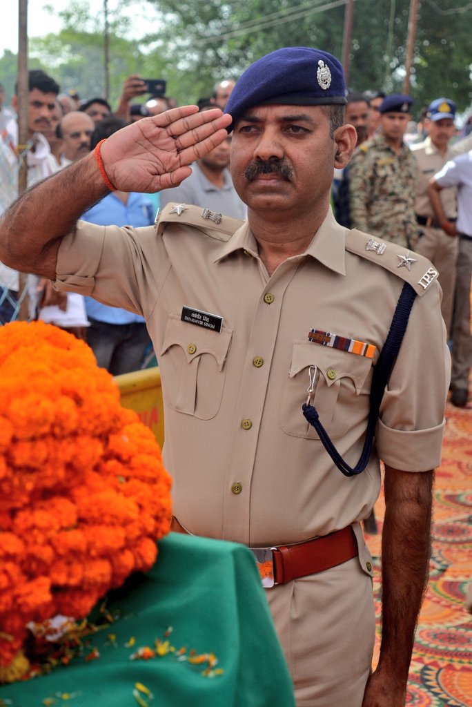 Collector_Satna's tweet photo. ⚡शंकर प्रसाद पटेल की अंतिम यात्रा मे शामिल हुए कलेक्टर श्री अनुराग वर्मा,पुलिस अधीक्षक श्री धर्मवीर सिंह सहित पुलिस तथा प्रशासनिक अधिकारी।
⚡पुष्प चक्र अर्पित कर शहीद को दी श्रद्धांजलि-अंत्येष्ठि में भी हुए शामिल।
#ansamparkMP https://t.co/Jf1QKvl6np