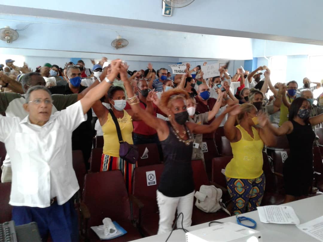 YperezT90's tweet photo. Los trabajadores de Guanabacoa expresaron su apoyo total a la Revolución y a sus líderes, ratificando en la plenaria municipal su participación entusiasta y comprometida en el desfile este próximo #1roDeMayo porque #CubaViveYTrabaja
@CubaCentral
@UlisesGuilarte
#UnionPerfecta https://t.co/EN2lsORWnF