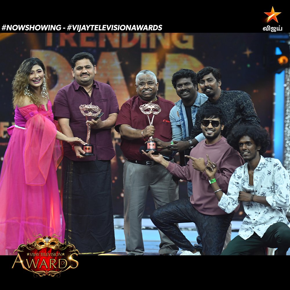 Best Trending Pair goes to #ChefDamu & #ChefBhat for #CookuWithComali 👏🏻

#NowShowing #7thAnnualVijayTelevisionAwards #VTA #VijayTelevisionAwards #VijayStars #VijayTelevision #VijayTV