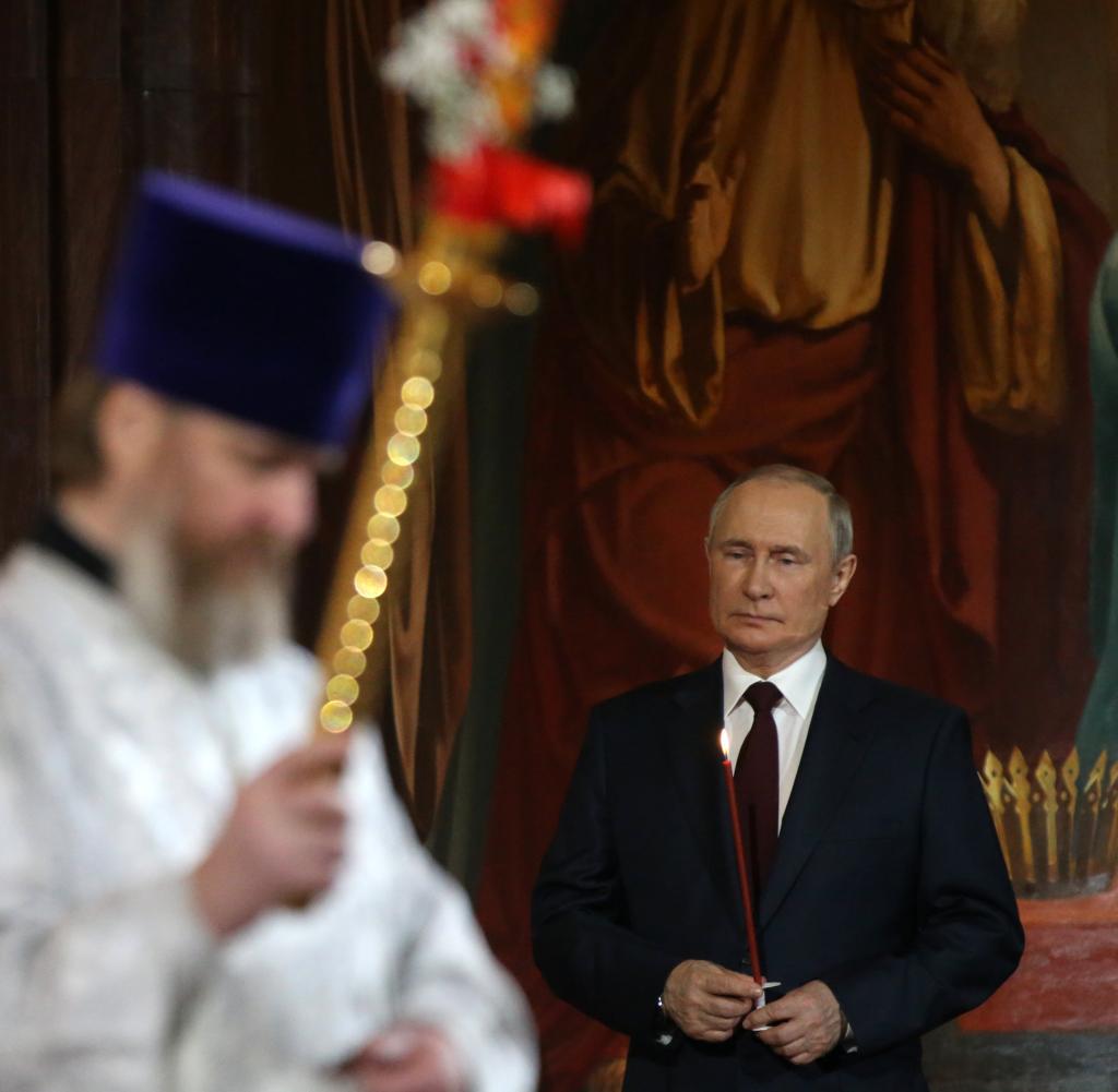 JJuaNN85's tweet photo. In den letzten Wochen brachte #Putin viel Leid, Zerstörung und Tod über die #Ukraine️ aber auch über seine eigenen #Soldaten. Heute nahm er an der #Ostermesse teil und trägt seine Scheinheiligkeit vor die Kameras der Welt.

#Atomkrieg #Weltkrieg #Eilmeldung https://t.co/i9mx1ZSv9n