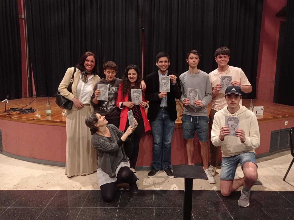 INS_Vilamajor's tweet photo. Avui i al Patronat de SAV, presentació del Llibre "Invisible pels ulls" escrit per l'alumnat de l'@INS_Vilamajor i publicat gràcies a l'AMPA! Bravoooo! @ajspvilamajor @savilamajor_cat @AvuiVila_Noelia @Vilaclassiques @SESantCeloni #projecteRCS #innovaciópedagògica https://t.co/xbMU0ES2wO