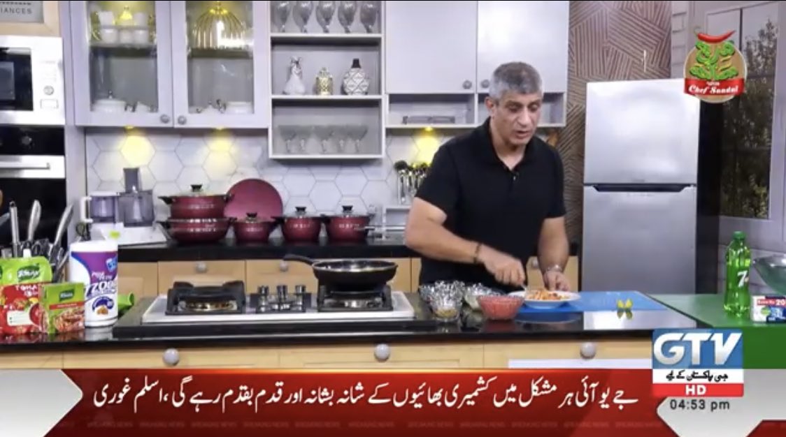 GTVNewsPk's tweet photo. عرفان رمضان میں شیف سعادت آج تکہ پیزا بناتے ہوئے  ... https://t.co/9B8peeGIsy #ChefSaadat https://t.co/9Cayk7vvBG