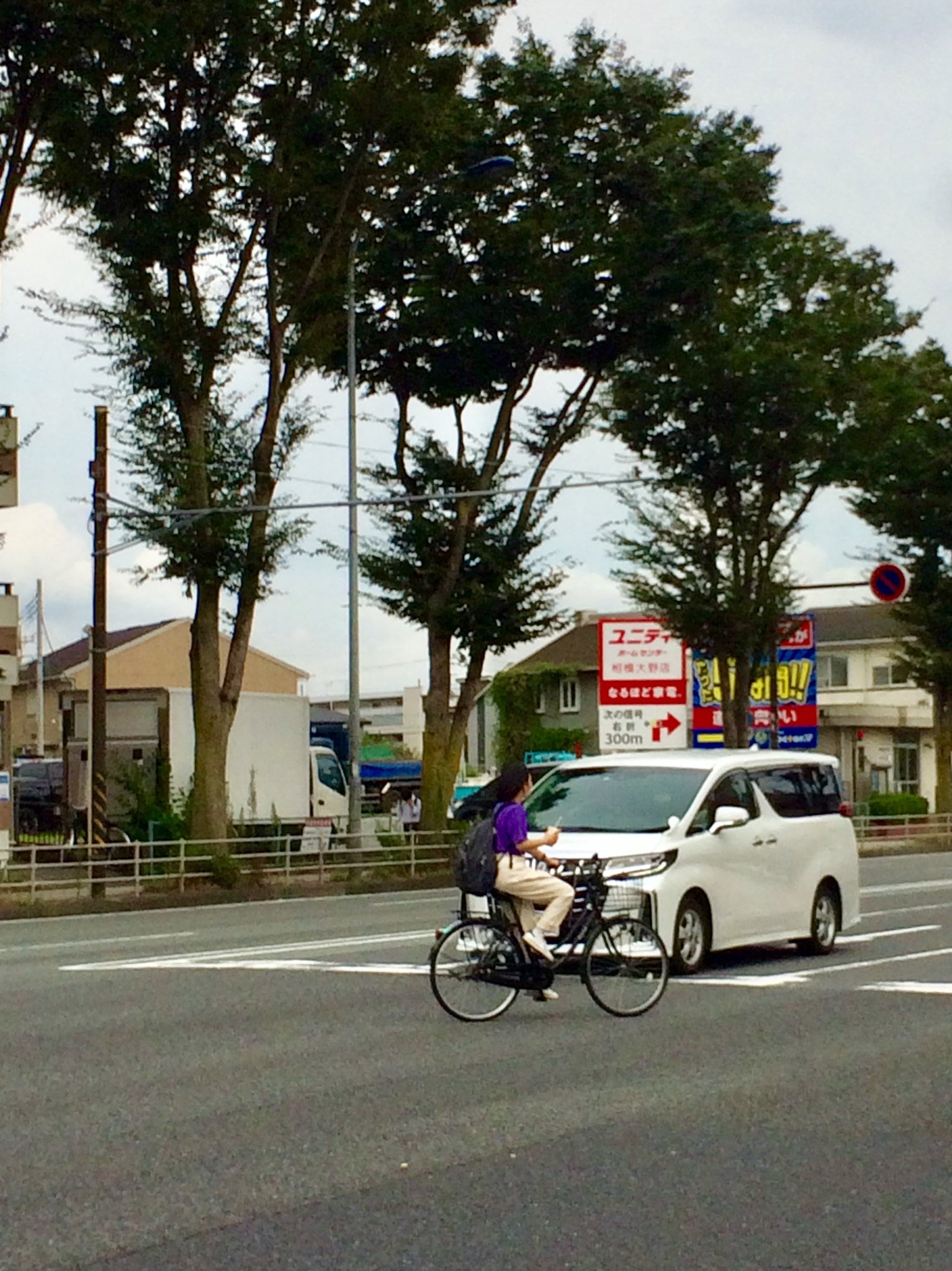 カーコ 危険運転の自転車も 路上喫煙する人も ウインカー出さない車も 違法なのは分かっていても まず捕まらないからやめないんですよね 迷惑なんだから 違法なんだから 危険なんだから もっと厳しく取り締まって欲しい 危険運転 迷惑運転 迷惑