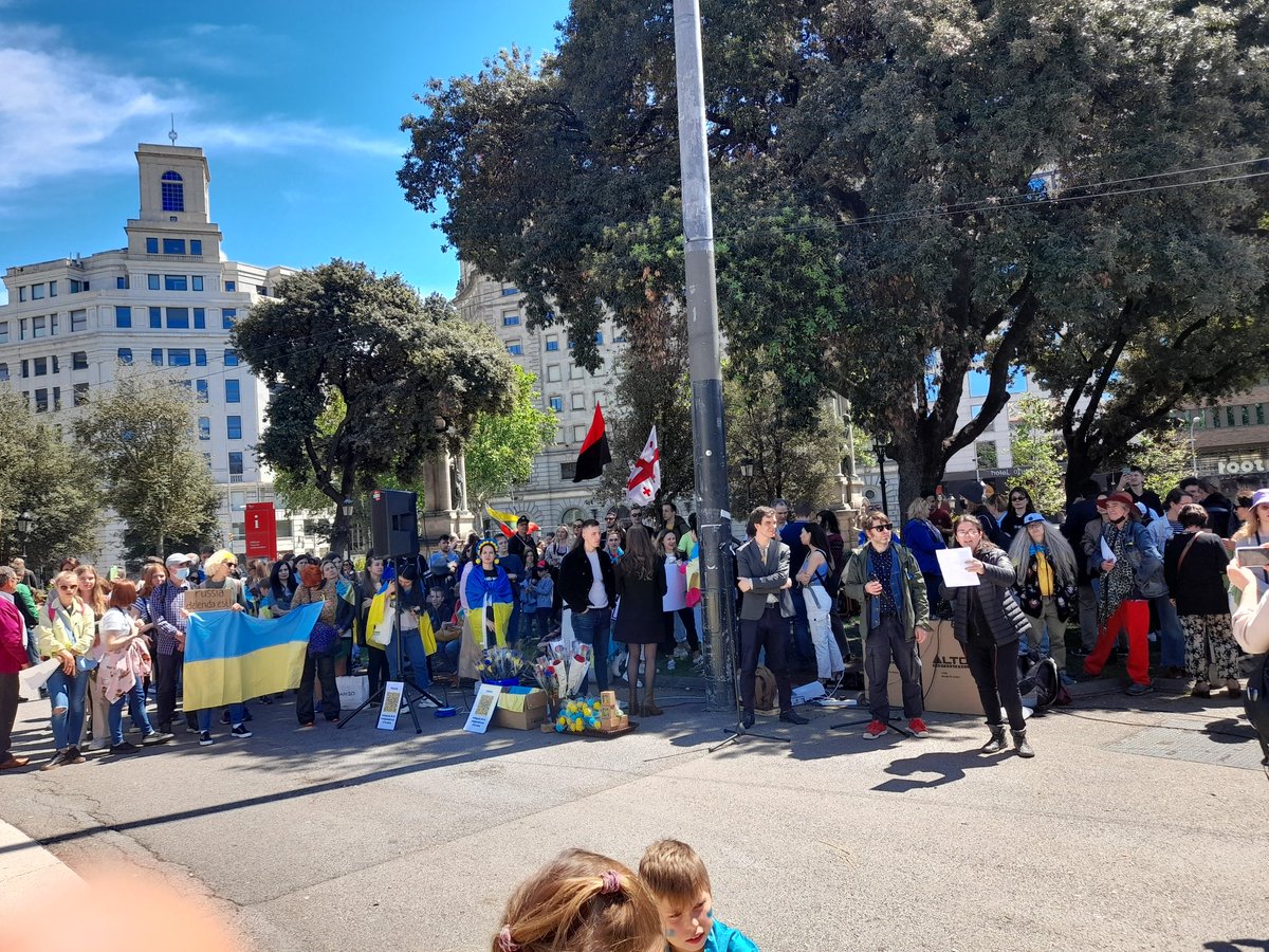 ANCDones's tweet photo. Avui continuem dient #noALaGuerra

Som a plaça Catalunya
en suport a la comunitat ucraïnesa que està patint l'horror i destrucció de la invasió de l'exèrcit rus.
Música i poesia per la llibertat.

Per la Pau #AturemlaGuerra 
#ForaPutin

Molta força a les companyes ucraïneses! https://t.co/2sWMxkNNLl