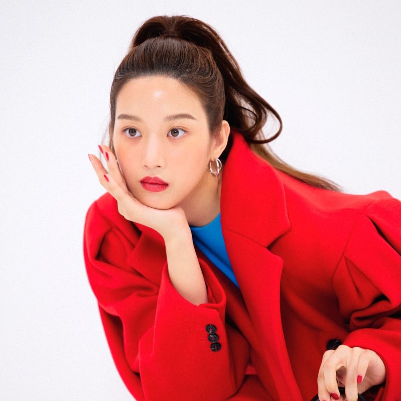 munkayuong's tweet photo. I think I should wear red more often, OH— and the ponytail too ♥️ https://t.co/lrmeZroIty