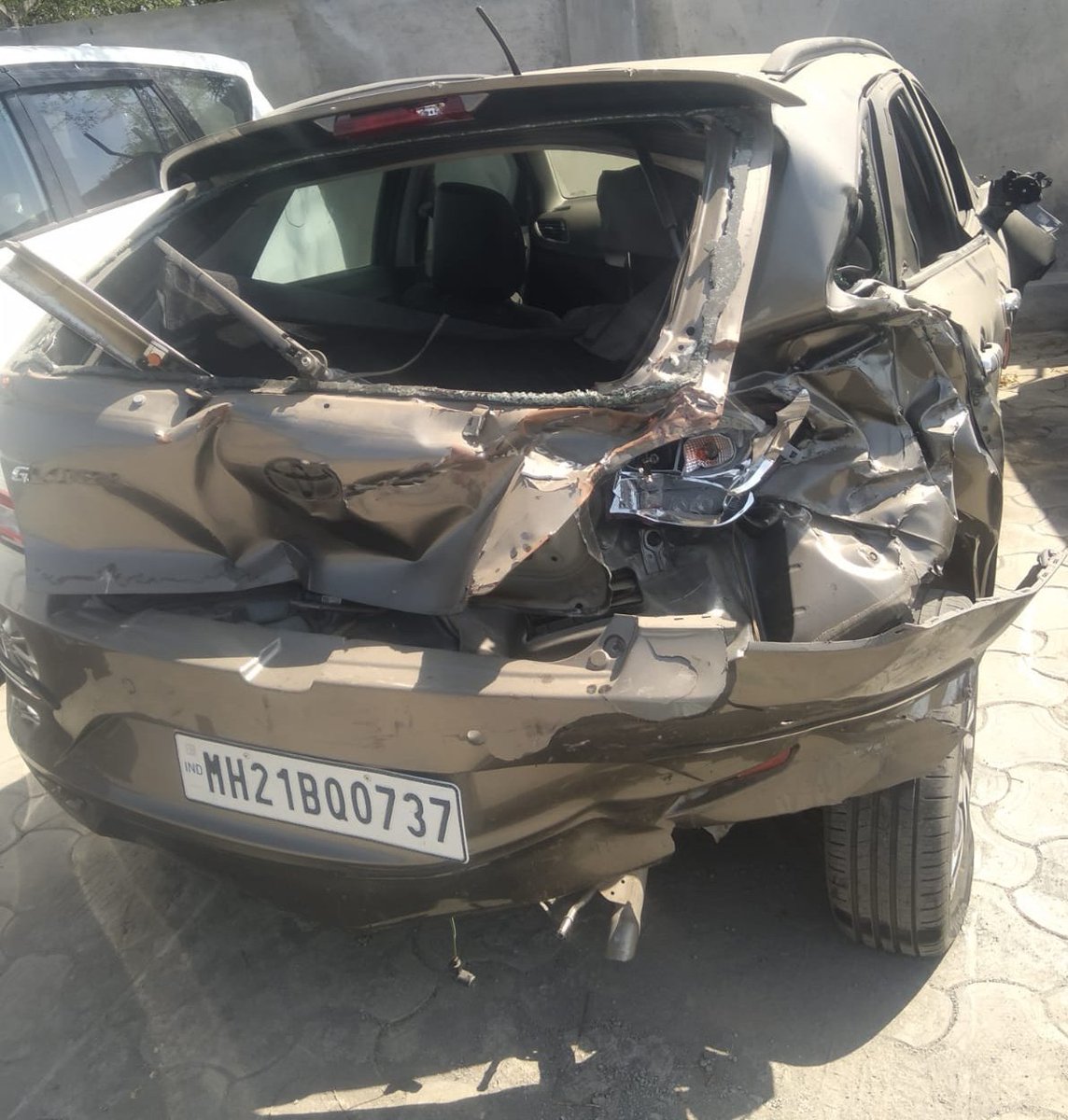 mahesh_wealth's tweet photo. बलोनो घे, बैलगाडी घे पण @Toyota_India ची ग्लान्झा नको घेऊ आमचे सहकारी @amruttaro सर मरता, मरता वाचले... 22 हजार चाललेल्या गाडीचे ब्रेक मारताच टायर फुटले, समोरून - मागून ट्रकने उडवून ही एयरबॅगही नाही उघडल्या... https://t.co/tP1oil1GJO