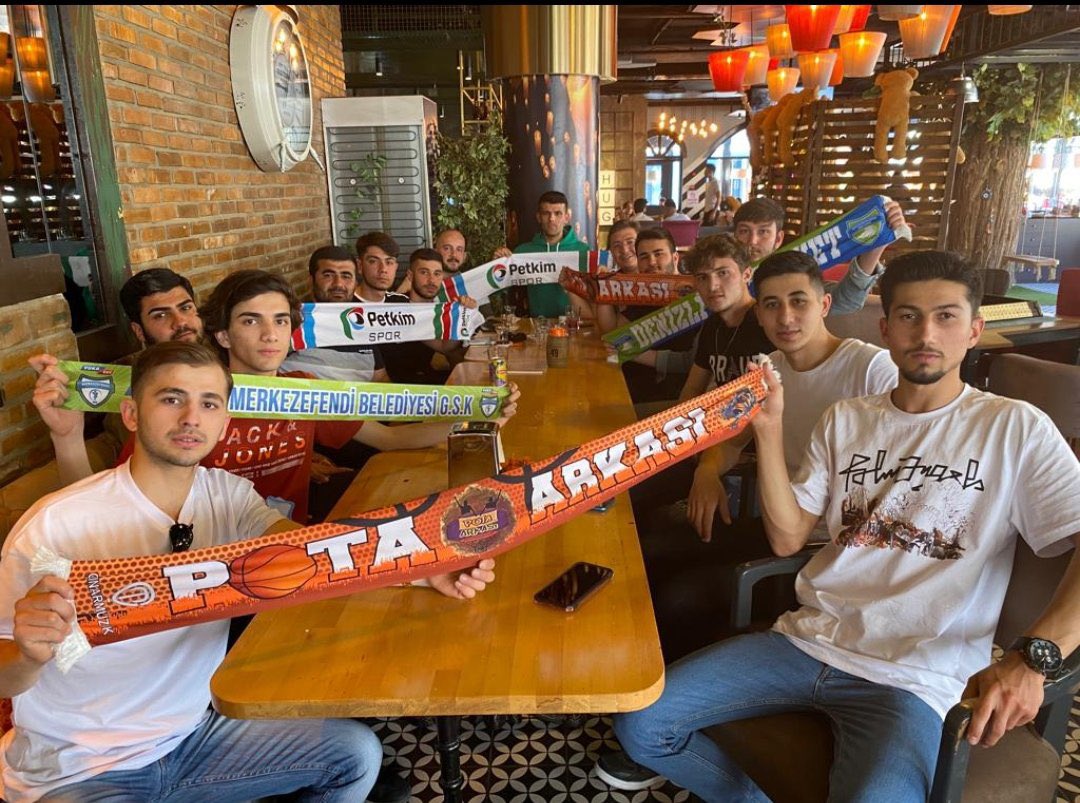 YuksekPost's tweet photo. BSL: Ligde kritik süreçte olan Denizli Merkezefendi Belediyesi ile Aliağa Petkim Spor taraftarları maç öncesi bir araya gelerek güzel görüntüler verdi. https://t.co/e0r0nfUO7e