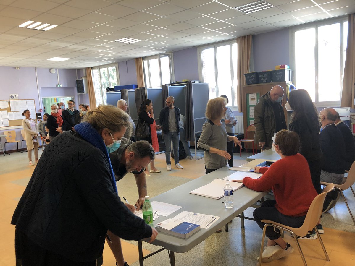 tdias80's tweet photo. #presidentiellepicardie Comme au 1er tour, taux de participation bien au-dessus de la moyenne au bureau Jean-Macé avec 46,28% de votants à 14 h #Amiens https://t.co/KBX0glAW1i