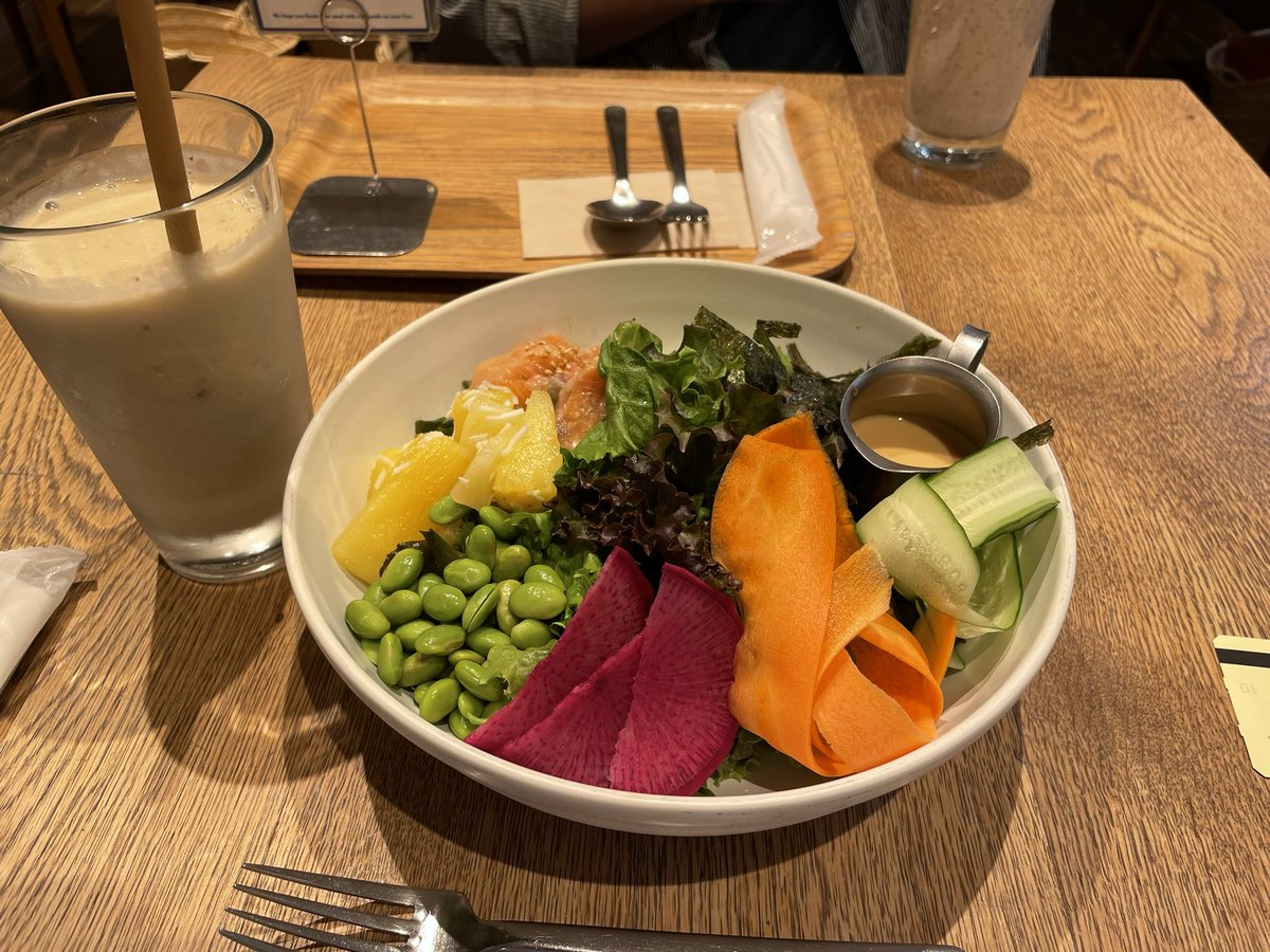 taity40's tweet photo. RHcafeにてポキのサラダボールとオーツミルクバナナジュース☺️✨
美味しかったなー！
@RonHermanstore #rhcafe #オーツミルクバナナジュース https://t.co/EQkKH8T4Xy