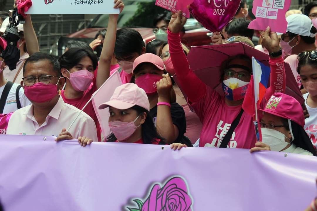 muli_1107's tweet photo. Alam niyo ba sa #MakaTindig walk namin nakasama namin si @AttyMatula. Tinanong ko siya ilang beses kung kaya pa ba niya. Laging sagot, "oo, para sa bayan." Ang nilakad namin mula Ayala to EDSA-Pasay, 7.3 km. Mainit sobra. Pero nanatili siya. Ganito siya magmahal. Ilalaban kita! https://t.co/6mfR5vIyi0