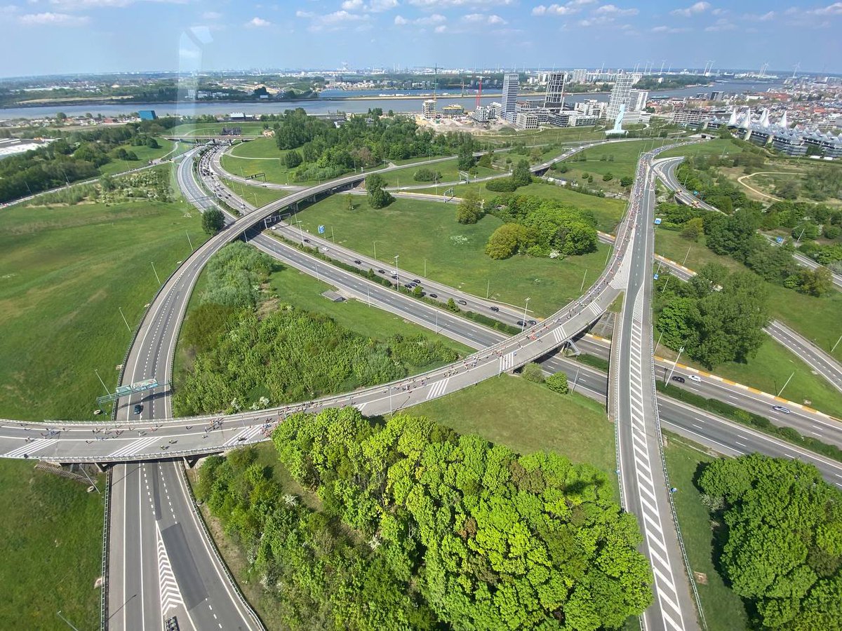 We roepen de deelnemers aan de #Antwerp10Miles op om voldoende water te drinken. Supporters mogen hun lopers ook gerust aanmoedigen om dat extra vocht op te nemen. Zo worden problemen onderweg of op het einde van de prestaties vermeden. Zonnecrème bij? Smeren maar! #drinkensmeren