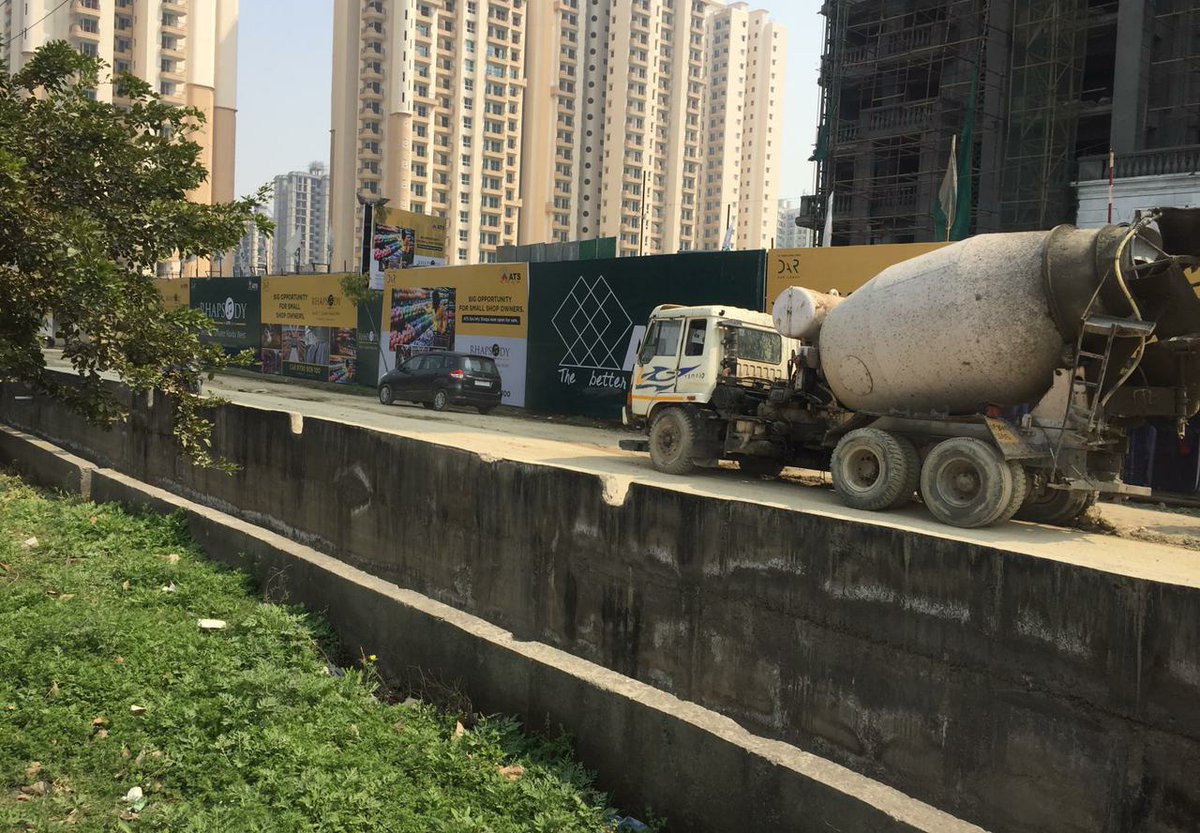 akhilmangla's tweet image. @OfficialGNIDA  @dr_maheshsharma @GopalJi_Tandon @dmgbnagar @myogiadityanath @myogioffice @UPGovt @tejpalnagarMLA @PankajSinghBJP
हम सेक्टर-1, ग्रेटर नोएडा वेस्ट के निवासी आपसे अनुरोध करते हैं की सेक्टर के नाले के दोनो तरफ बड़ी दीवार और पेड़ पौधे लगवाए। 1/2