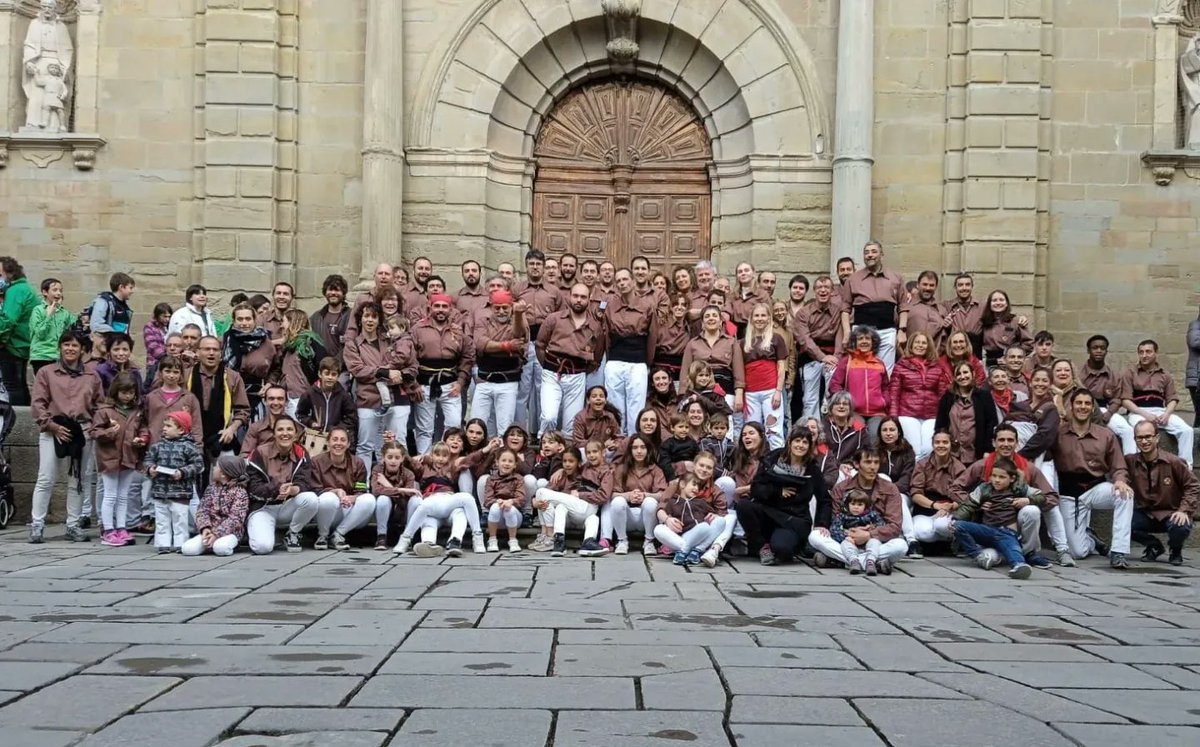 AJGuissona's tweet photo. MOLTES FELICITATS @margeners per aquests 15 anys de castells i cultura! I per mostrar el talent de Guissona a arreu!
Per molts més! https://t.co/k3aLjmd2fj