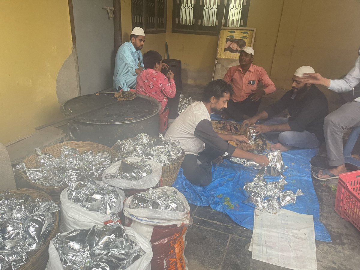 DrSuhailAhmed_'s tweet photo. 23-04-2022 food packaging for distribution to the poor, elderly and disabled #RamadanMubarak https://t.co/utYzTa9bz8
