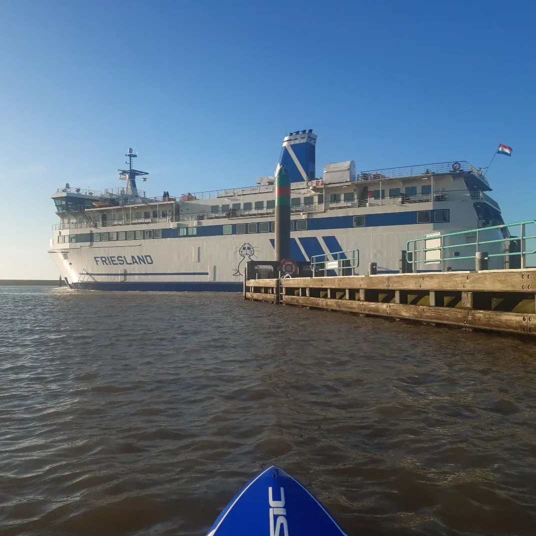 John Walta schiet tijdens zijn suptochten door de haven van Harlingen mooie plaatjes! Dankjewel! 💙😄 #harlingenwelkomaanzee #veerboten #waddenzee