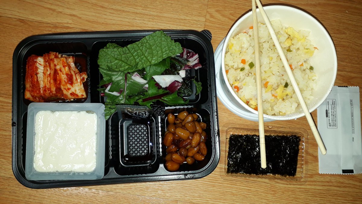 अर्काको देशमा खाना पनि दाउराले समाएर खान पर्ने 😑
यो भन्दा त मेरै घरको बासि आटो अनि अमिलो गुन्द्रुकको झोल मज्जाले हातले मुछेर खाँदा मिठो हुन्थ्यो आमा 😞
गाउँ घरको साह्रै याद आएको छ 😢😢
#बाध्यता