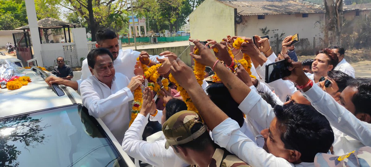 INCMP's tweet photo. कमलनाथ जी बैतूल में :
प्रदेश कांग्रेस अध्यक्ष एवं पूर्व मुख्यमंत्री कमलनाथ जी बैतूल पहुंचे, जल्द ही कमलनाथ जी बैतूल में आयोजित विभिन्न पारिवारिक कार्यक्रमों में शामिल होंगे।
"सबके साथ - कमलनाथ" https://t.co/toVRt0FYJ9