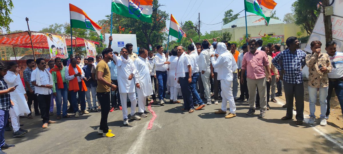 INCMP's tweet photo. कमलनाथ जी बैतूल में :
प्रदेश कांग्रेस अध्यक्ष एवं पूर्व मुख्यमंत्री कमलनाथ जी बैतूल पहुंचे, जल्द ही कमलनाथ जी बैतूल में आयोजित विभिन्न पारिवारिक कार्यक्रमों में शामिल होंगे।
"सबके साथ - कमलनाथ" https://t.co/toVRt0FYJ9