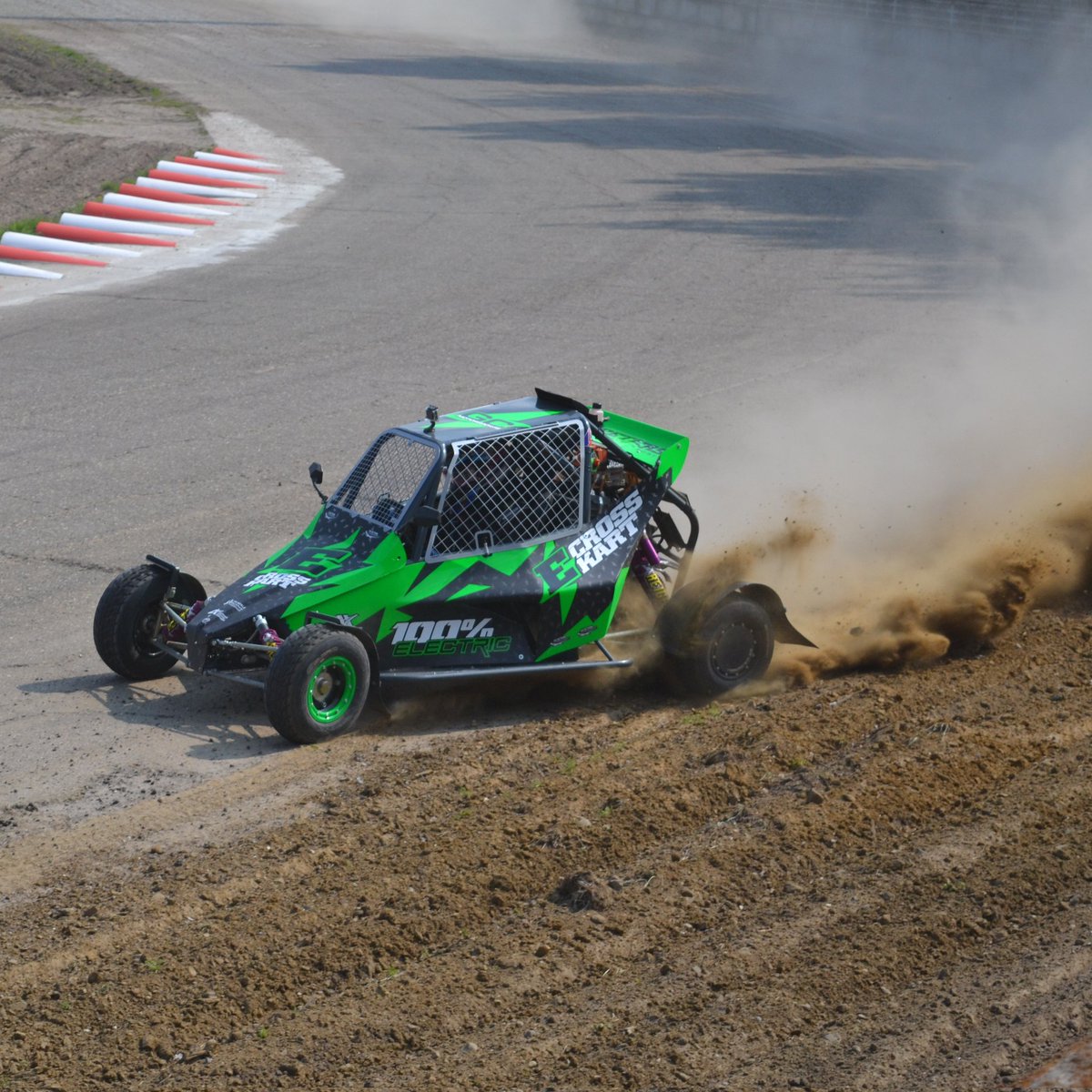 ECrosskart's tweet photo. 🇬🇧 Today we're present at the Glosso-Circuit for the second day in a row! 100%  electric🔌, 110% excited to see you! Give us a wave when we drive past 👋

#electricvehicle #electriccrosskart #motorsport #electriccar #emotorsport https://t.co/ppakW6IrP1