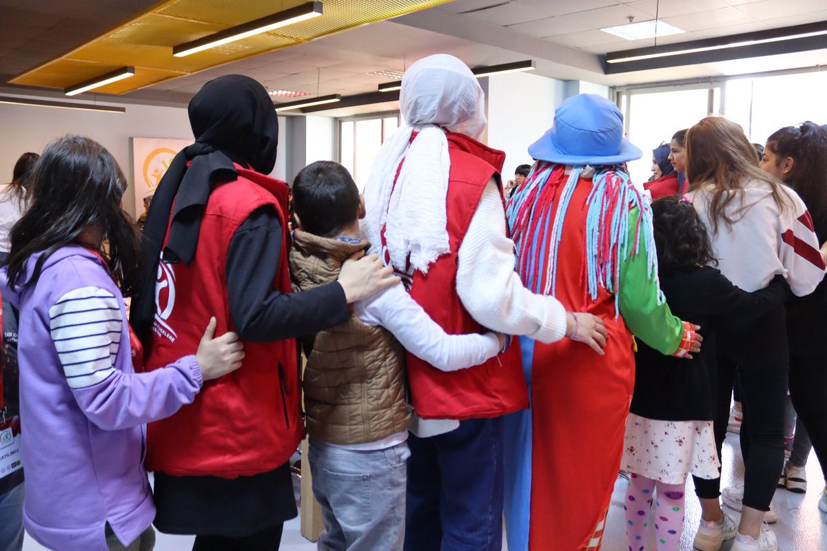 gmybtprojesi's tweet photo. Projemiz ikinci haftasında 'El Sanatları' atölyemiz ile etkinliklerine devam ediyor. #23Nisan Kutlu Olsun 😊🤗

✅ Yüzler Boyandı
✅ Palyaçolarımız İle Oyunlar Oynandı
✅ Bileklik Yapıldı
✅ Anahtarlık Yapıldı
✅ Hediyeler Dağıtıldı

@deryayanikashb
@kasapoglu
@u_ibrahim_altay https://t.co/TNt7rSLGao