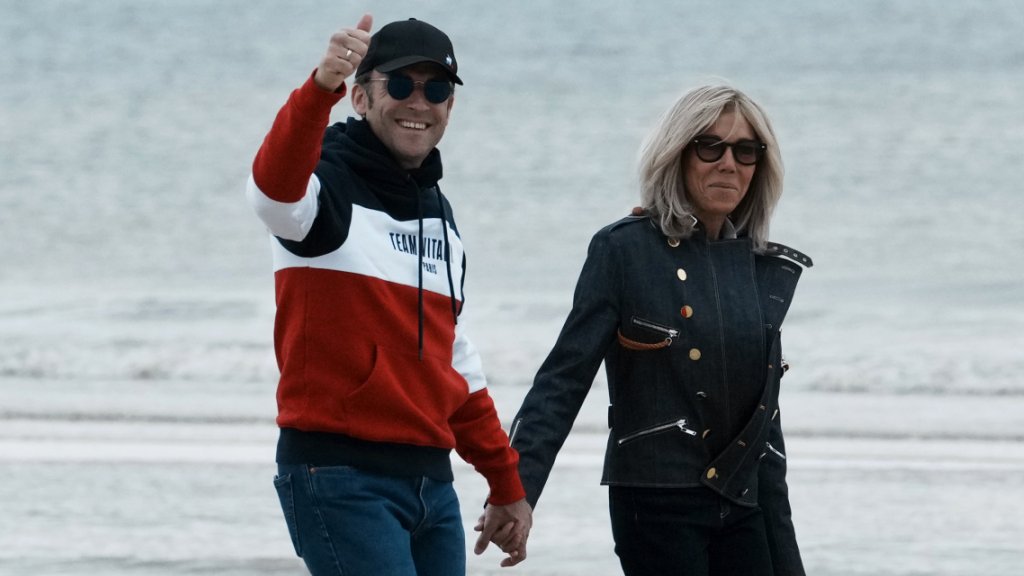 Emmanuel et Brigitte Macron : Un couple obsédé par le paraître et le culte du jeunisme ... #Elysee2022 #vote Djeun's !
- Wesh gros téma le mec comment il est trop balèze et sa meuf, c'est de la balle !!