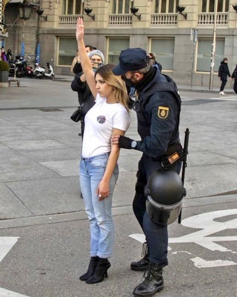 ¿Te has perdido chiquilla? Ay mi niña…no estés triste que ahora buscamos a tus papis