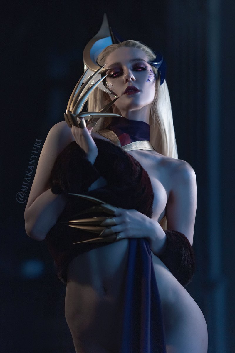 Mik Allen🍒 on X: Let's see… whose life shall I ruin today?😈 #Evelynn  #LeagueOfLegends #LOL t.coL2MX0jcFwR  X