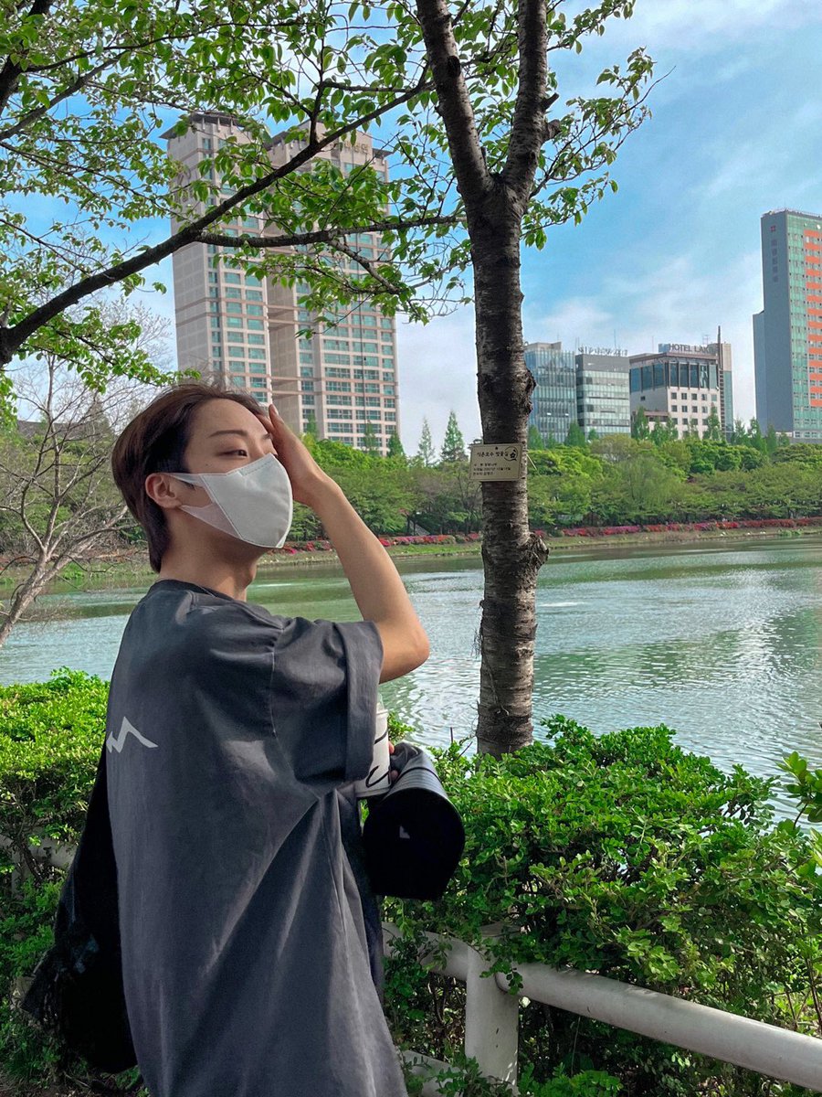 _seonghwa_atiny's tweet photo. @official_ONEWE {Trad FR}

[#DdingStagram📸]
#ONEWE #원위 #Dongmyeong

Promenade au lac Seokchon👍🏻💛 https://t.co/kcBhVWG0H1