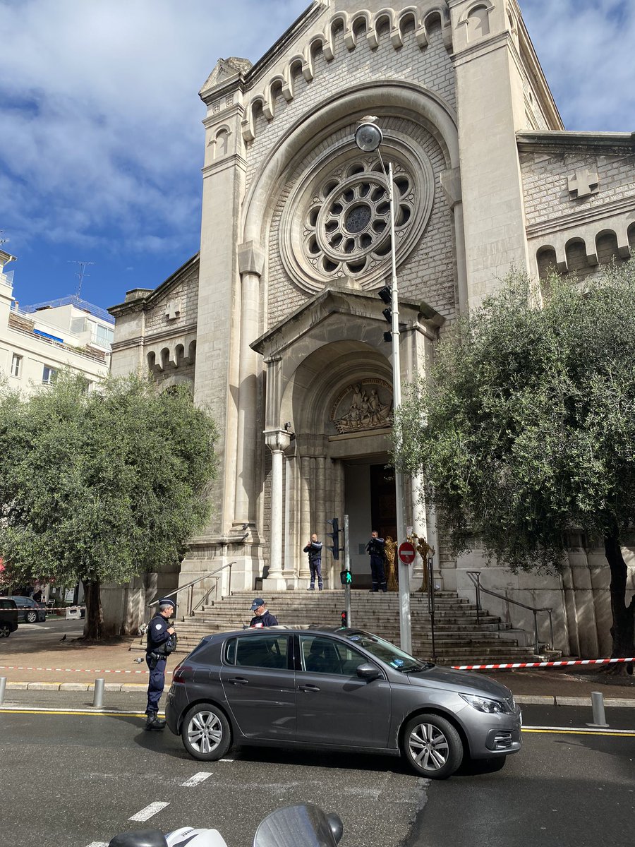 Une agression horrible touchant un prêtre et une religieuse vient de se dérouler à l’église Saint Pierre d’Arène à Nice. Immense émotion, je suis sur les lieux aux côtés de la communauté catholique.