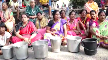 ArgusNews_in's tweet image. #ପାଣି_ପାଇଁ_ରାସ୍ତାରୋକ୍
- ମହାନଦୀ ପାଖରେ ଥାଇ ମଧ୍ୟ ପିଇବା ପାଣିରୁ ବଞ୍ଚିତ ସହରବାସୀ
- ସମ୍ବଲପୁର ରାମଜୀ ମନ୍ଦିର ପଡାରେ ପାନୀୟ ଜଳର ଅଭାବ
- ପ୍ରତିବାଦରେ ଗରା, ମାଠିଆ ଓ ବାଲ୍ଟି ଧରି ରାସ୍ତାରୋକ । #Odishanews @DmSambalpur #Water_Problem