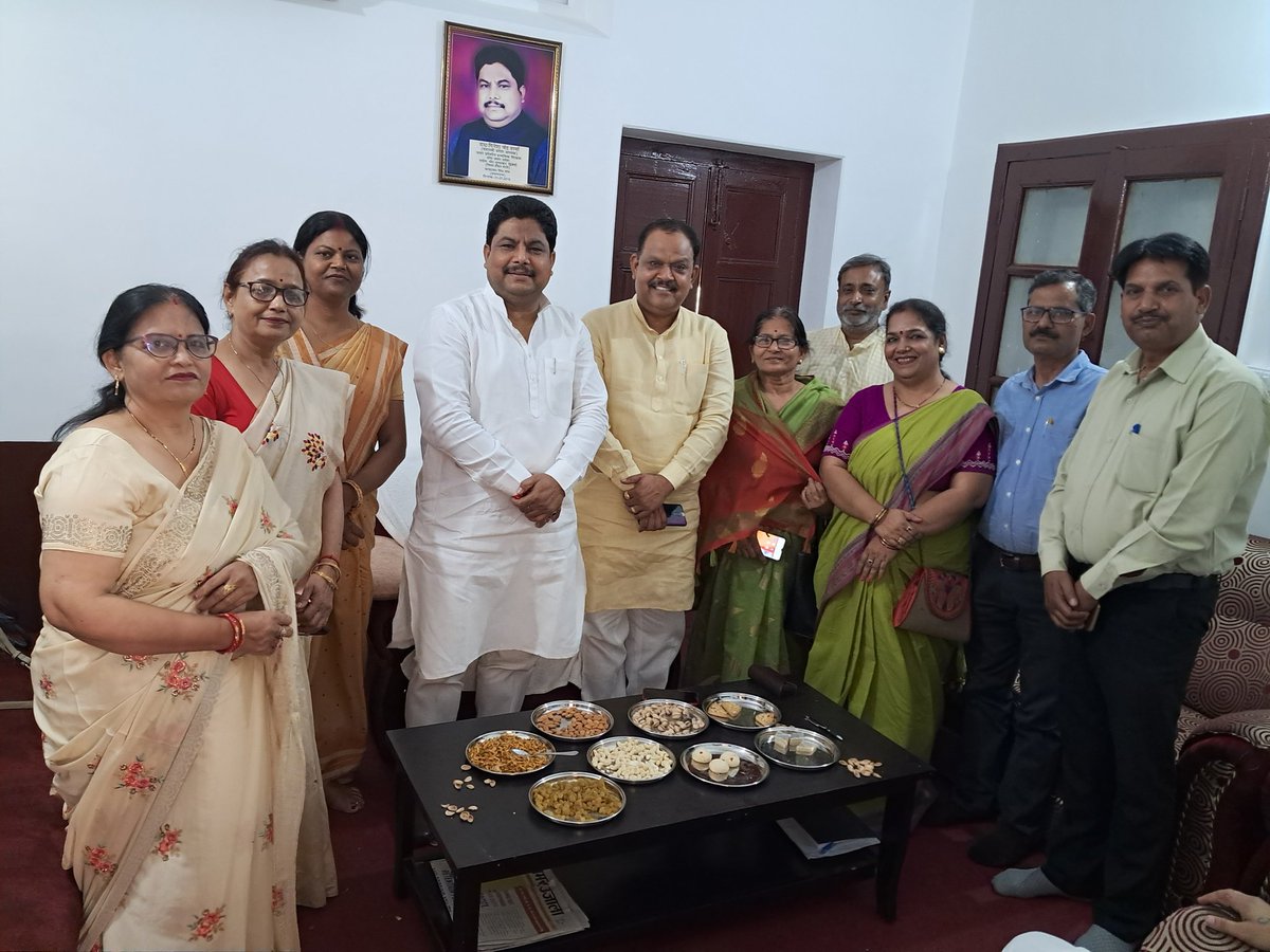 VandanaUPPSS's tweet photo. संगठन के  कार्यक्रमों में महिला शिक्षकों की सक्रियता एवं प्रतिभागिता और अधिक सुनिश्चित करने के लिए प्रदेश अध्यक्ष  डॉ दिनेश चन्द्र शर्मा जी महामंत्री संजय सिंह जी प्र उपाध्यक्ष देवेन्द्र श्रीवास्तव जी से विचार विमर्श करती हुई हम प्रदेशीय महिला पदाधिकारीगण।
@DrDCSHARMAUPPSS https://t.co/NagDXUsEM7